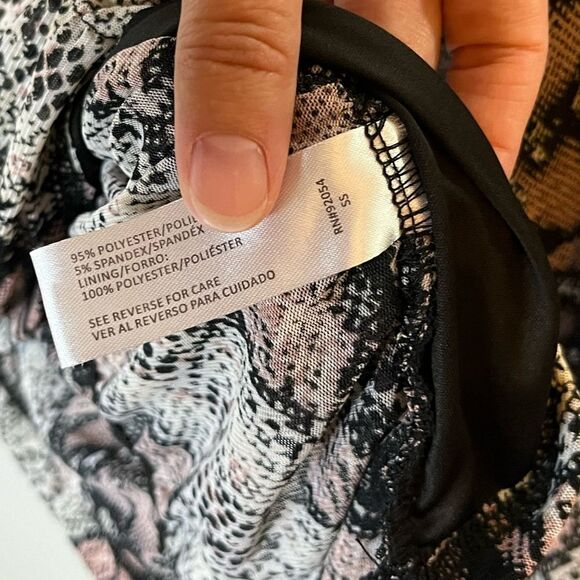 A Love Story Pink Snakeskin Pattern Off Shoulder Top Size Large - Picture 7 of 8